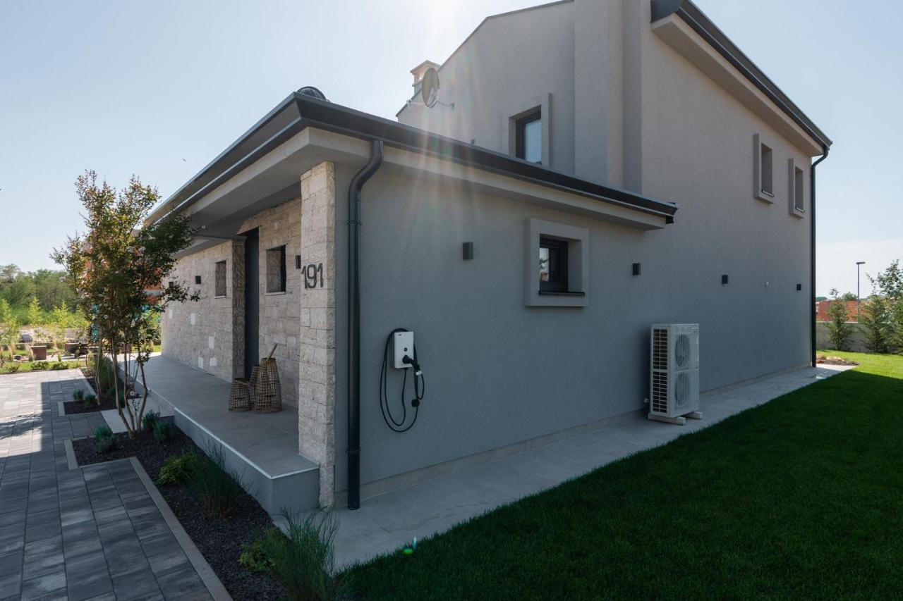 Villa Bewegte Berge Kaštelir Buitenkant foto